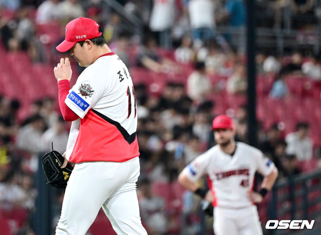 23일 광주-기아 챔피언스필드에서 ‘2025 신한 SOL Bank KBO리그’ KIA 타이거즈와 LG 트윈스의 경기가 열렸다.홈팀 KIA는 김도현, 방문팀 LG는 요니 치리노스를 선발로 내세웠다.연장 10회초 1사 주자없는 상황 KIA 투수 조상우가 마운드를 내려가고 있다. 2025.07.23 / dreamer@osen.co.kr