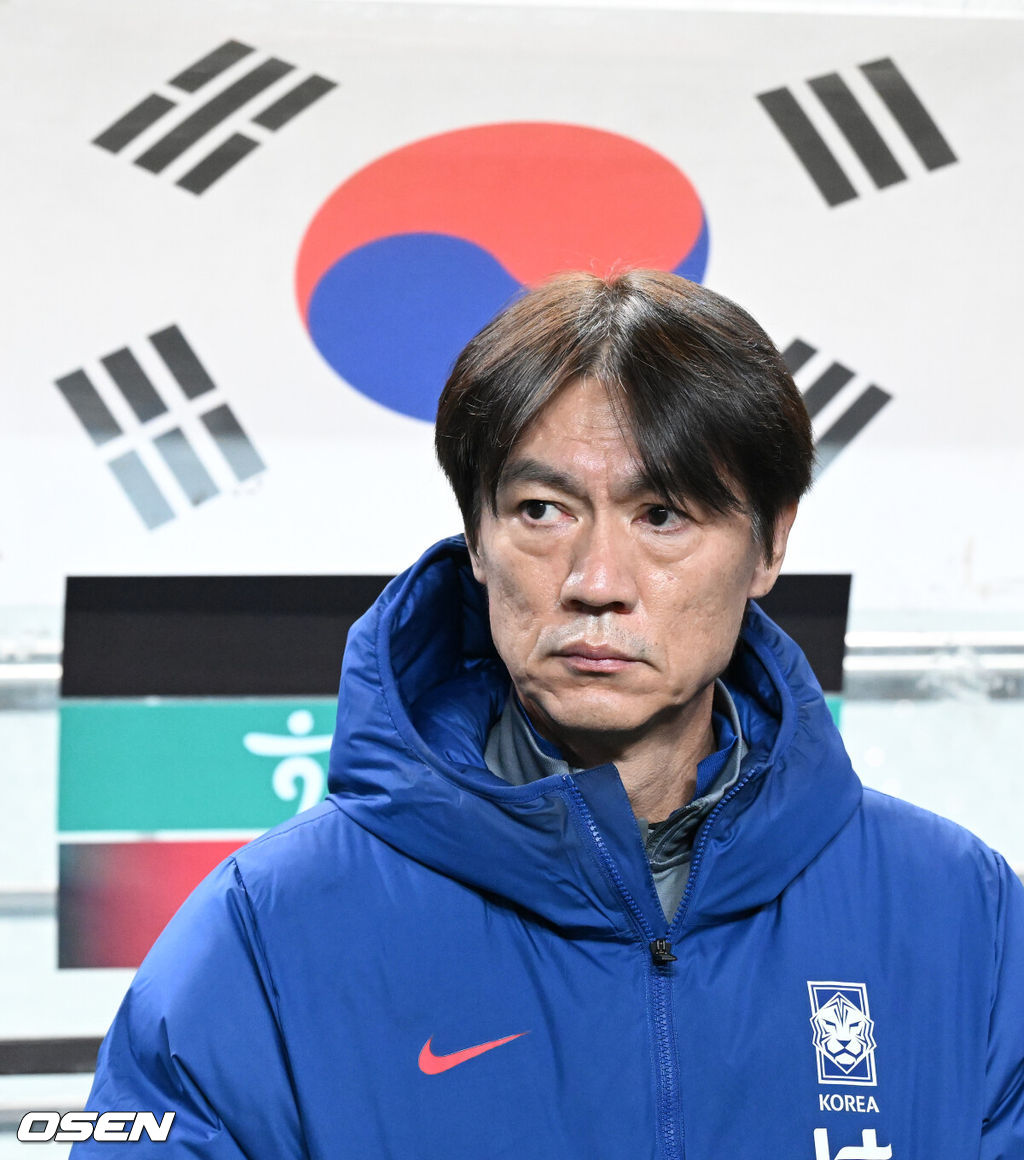 홍명보 감독이 이끄는 대한민국 축구대표팀이 18일 오후 서울월드컵경기장에서 아프리카 강호 가나와 평가전을 가졌다.홍명보호의 2025년의 끝을 장식할 경기다. 내달 2026 국제축구연맹(FIFA) 북중미 월드컵 조 추첨을 앞두고 열리는 마지막 평가전이기도 하다. 현재 한국은 가나전 결과와 상관없이 사실상 월드컵 포트 2가 확정된 상태다. 아프리카 예선을 뚫고 북중미행에 성공한 가나는 FIFA 랭킹 73위다. 22위 한국보다는 51계단 낮다. 하지만 통산 전적에서 4승 3패로 한국보다 우위다. 경기에 앞서 대한민국 홍명보 감독이 그라운드를 바라보고 있다. 2025.11.18 /sunday@osen.co.kr