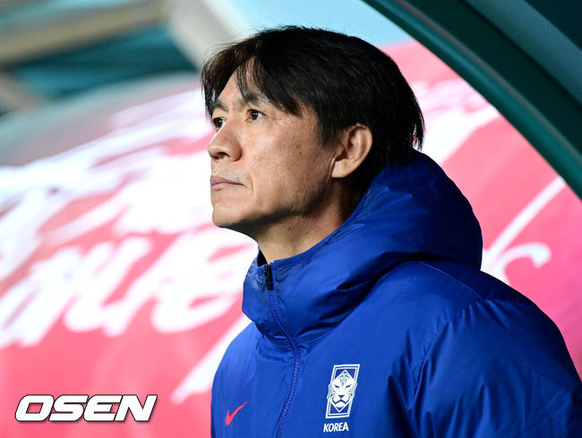 [OSEN=대전, 최규한 기자] 1년 8개월 만에 대표팀으로 돌아온 조규성이 골맛을 봤다. 손흥민도 프리킥 득점으로 한국을 승리로 이끌었다.홍명보 감독이 이끄는 한국축구대표팀(FIFA 랭킹 22위)은 14일 대전월드컵경기장에서 볼리비아(76위)와 11월 A매치 1차전을 치러 2-0으로 승리했다. 경기를 앞두고 한국 홍명보 감독이 피치를 바라보고 있다. 2025.11.14 / dreamer@osen.co.kr