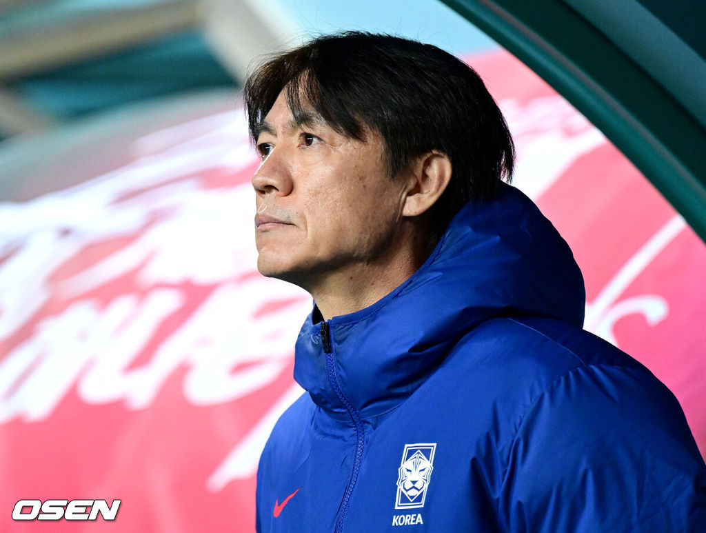 1년 8개월 만에 대표팀으로 돌아온 조규성이 골맛을 봤다. 손흥민도 프리킥 득점으로 한국을 승리로 이끌었다.홍명보 감독이 이끄는 한국축구대표팀(FIFA 랭킹 22위)은 14일 대전월드컵경기장에서 볼리비아(76위)와 11월 A매치 1차전을 치러 2-0으로 승리했다. 경기를 앞두고 한국 홍명보 감독이 피치를 바라보고 있다. 2025.11.14 / dreamer@osen.co.kr