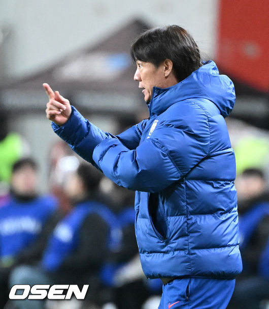 [OSEN=서울월드컵경기장, 이대선 기자] 홍명보호가 어려운 경기 끝에 2025년 마지막 A매치를 승리로 장식했다.홍명보 감독이 이끄는 한국 축구대표팀은 18일 오후 8시 서울월드컵경기장에서 열린 11월 A매치 두 번째 친선경기에서 '아프리카 강호' 가나를 상대로 1-0 승리했다.내달 2026 국제축구연맹(FIFA) 북중미 월드컵 조 추첨을 앞두고 열리는 마지막 평가전이었다. 한국은 가나까지 잡아내면서 사상 최초로 월드컵 포트 2를 확정하게 됐다.후반 대한민국 홍명보 감독이 작전을 지시하고 있다. 2025.11.18 /sunday@osen.co.kr