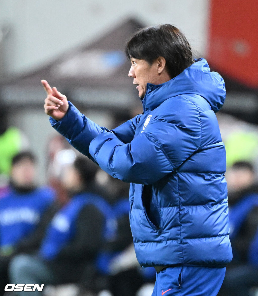 홍명보호가 어려운 경기 끝에 2025년 마지막 A매치를 승리로 장식했다.홍명보 감독이 이끄는 한국 축구대표팀은 18일 오후 8시 서울월드컵경기장에서 열린 11월 A매치 두 번째 친선경기에서 '아프리카 강호' 가나를 상대로 1-0 승리했다.내달 2026 국제축구연맹(FIFA) 북중미 월드컵 조 추첨을 앞두고 열리는 마지막 평가전이었다. 한국은 가나까지 잡아내면서 사상 최초로 월드컵 포트 2를 확정하게 됐다.후반 대한민국 홍명보 감독이 작전을 지시하고 있다. 2025.11.18 /sunday@osen.co.kr