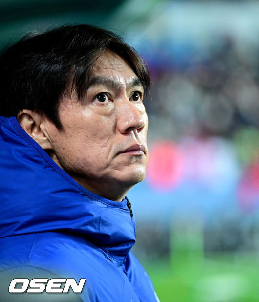 [OSEN=대전, 최규한 기자] 14일 오후 대전월드컵경기장에서 대한민국과 볼리비아의 축구 국가대표팀 평가전이 열렸다.홍명보호는 내년 6월 열리는 2026 국제축구협회(FIFA) 북중미월드컵을 앞두고 월드컵 남미 예선에서 7위를 거두며 플레이오프에 진출한 볼리비아를 상대로 본선에서의 경쟁력을 시험할 기회를 갖는다.경기를 앞두고 한국 홍명보 감독이 피치를 주시하고 있다. 2025.11.14 / dreamer@osen.co.kr