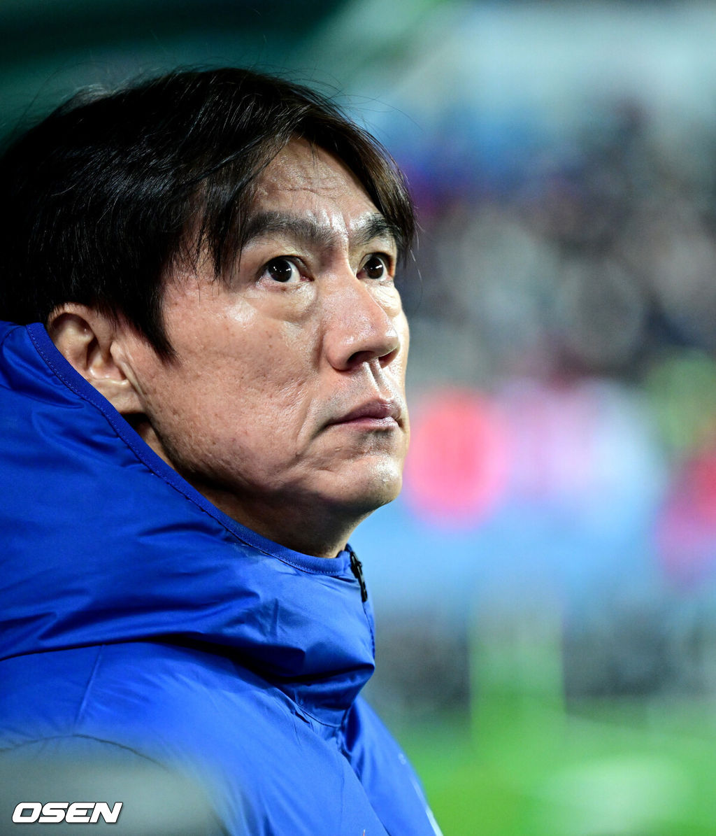 14일 오후 대전월드컵경기장에서 대한민국과 볼리비아의 축구 국가대표팀 평가전이 열렸다.홍명보호는 내년 6월 열리는 2026 국제축구협회(FIFA) 북중미월드컵을 앞두고 월드컵 남미 예선에서 7위를 거두며 플레이오프에 진출한 볼리비아를 상대로 본선에서의 경쟁력을 시험할 기회를 갖는다.경기를 앞두고 한국 홍명보 감독이 피치를 주시하고 있다. 2025.11.14 / dreamer@osen.co.kr