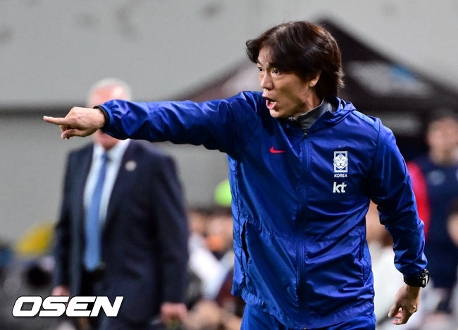 [OSEN=서울월드컵경기장, 조은정 기자]한국 축구가 안방에서 '남미 강호' 파라과이를 물리치며 사상 최초의 2026 국제축구연맹(FIFA) 북중미 월드컵 포트 2 확보에 청신호를 켰다.한국 축구대표팀은 14일 오후 8시 서울월드컵경기장에서 열린 A매치 친선 경기에서 파라과이를 2-0으로 제압했다. 지난 10일 일본 원정에서 2-2로 비기고 온 파라과이는 한국에 덜미를 잡히며 10월 아시아 투어를 1무 1패로 마감하게 됐다.대한민국 홍명보 감독이 작전을 지시하고 있다. 2025.10.14 /cej@osen.co.kr