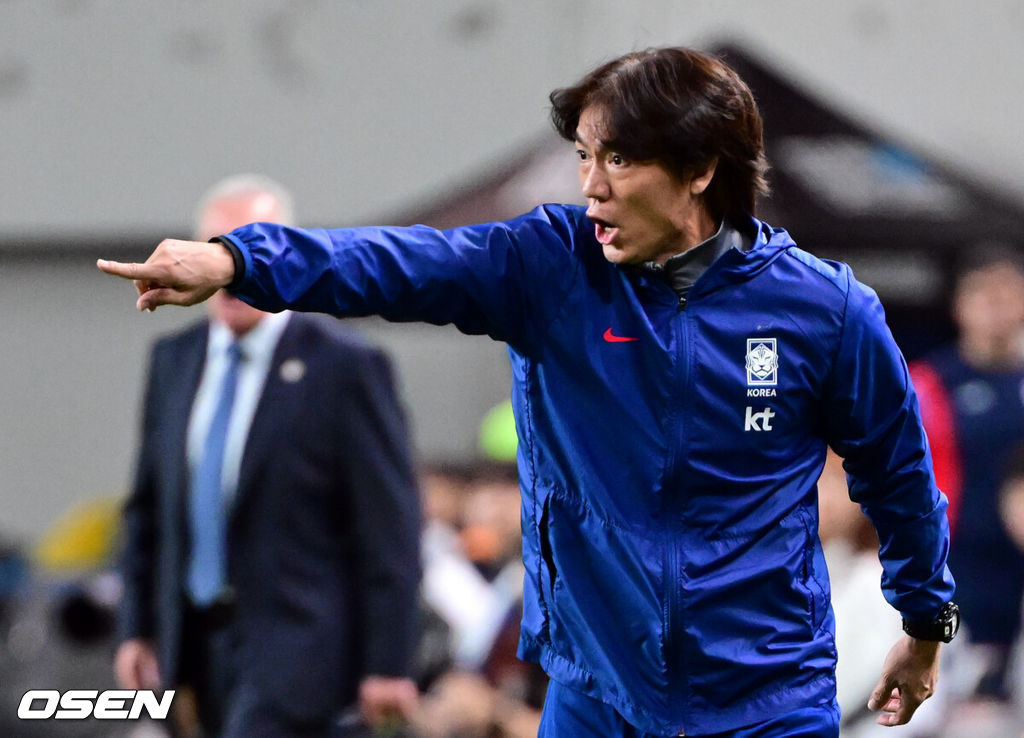 한국 축구가 안방에서 '남미 강호' 파라과이를 물리치며 사상 최초의 2026 국제축구연맹(FIFA) 북중미 월드컵 포트 2 확보에 청신호를 켰다.한국 축구대표팀은 14일 오후 8시 서울월드컵경기장에서 열린 A매치 친선 경기에서 파라과이를 2-0으로 제압했다. 지난 10일 일본 원정에서 2-2로 비기고 온 파라과이는 한국에 덜미를 잡히며 10월 아시아 투어를 1무 1패로 마감하게 됐다.대한민국 홍명보 감독이 작전을 지시하고 있다. 2025.10.14 /cej@osen.co.kr