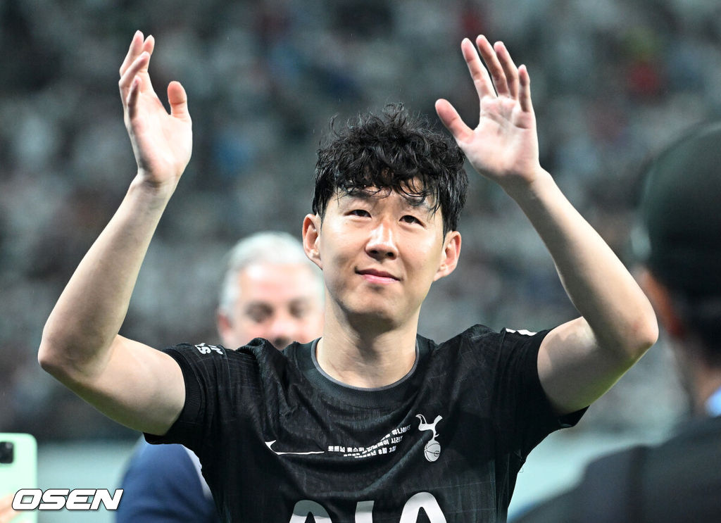 3일 오후 서울월드컵경기장에서 쿠팡플레이 시리즈 2025 2경기, 토트넘 홋스퍼 FC와 뉴캐슬 유나이티드 FC의 프리시즌 친선경기가 열렸다.토트넘 손흥민의 고별전이자 양민혁과 뉴캐슬 박승수의 맞대결로 주목받는 이번 경기는 단순한 프리시즌 친선경기가 아닌, 전설의 마지막, 신예의 등장 교차점이라는 특별한 의미가 더해진다.경기 종료 후 토트넘 홋스퍼 손흥민이 관중석을 향해 인사를 하고 있다. 2025.08.03 /sunday@osen.co.kr