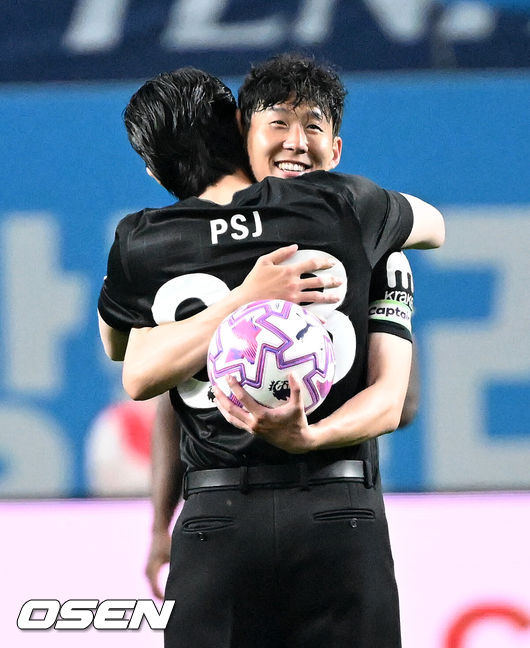 [OSEN=서울월드컵경기장, 이대선 기자] 3일 오후 서울월드컵경기장에서 쿠팡플레이 시리즈 2025 2경기, 토트넘 홋스퍼 FC와 뉴캐슬 유나이티드 FC의 프리시즌 친선경기가 열렸다.토트넘 손흥민의 고별전이자 양민혁과 뉴캐슬 박승수의 맞대결로 주목받는 이번 경기는 단순한 프리시즌 친선경기가 아닌, 전설의 마지막, 신예의 등장 교차점이라는 특별한 의미가 더해진다.경기에 앞서 토트넘 홋스퍼 손흥민이 시축을 마친 박서준과 포옹을 나누고 있다. 2025.08.03 /sunday@osen.co.kr