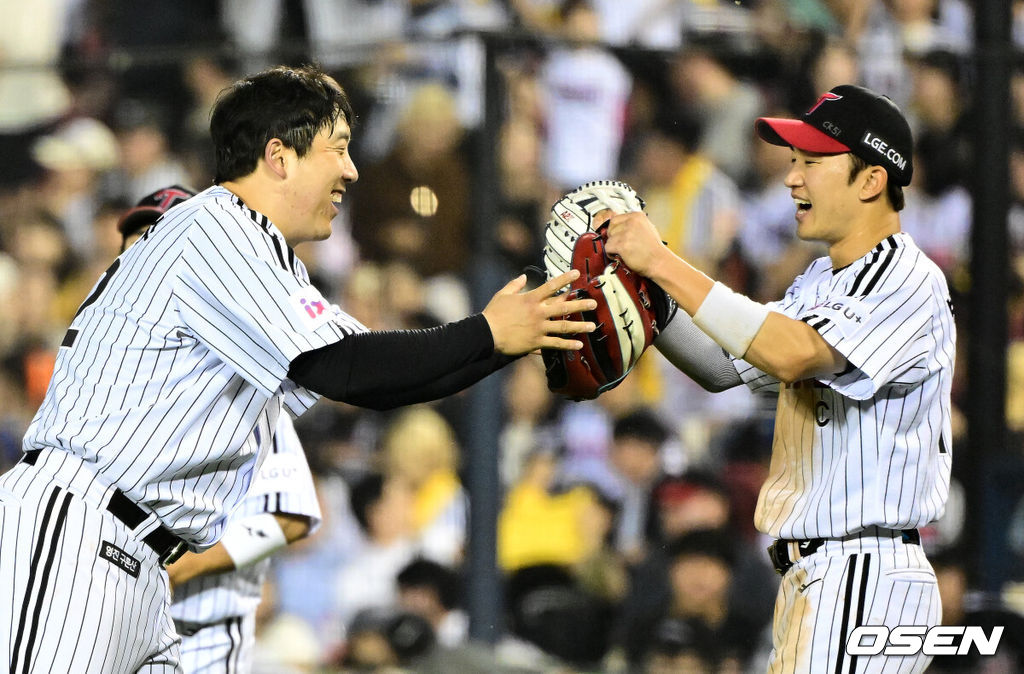 29일 오후 서울 잠실구장에서 ‘2025 신한 SOL Bank KBO리그’ LG 트윈스와 한화 이글스의 경기가 열렸다.이날 LG는 손주영, 한화는 라이언 와이스를 선발투수로 내세웠다.7회말 2사 1,2루에서 역전 적시타를 날린 LG 김현수가 공격을 마치고 박해민과 기뻐하고 있다. 2025.05.29 /jpnews@osen.co.kr