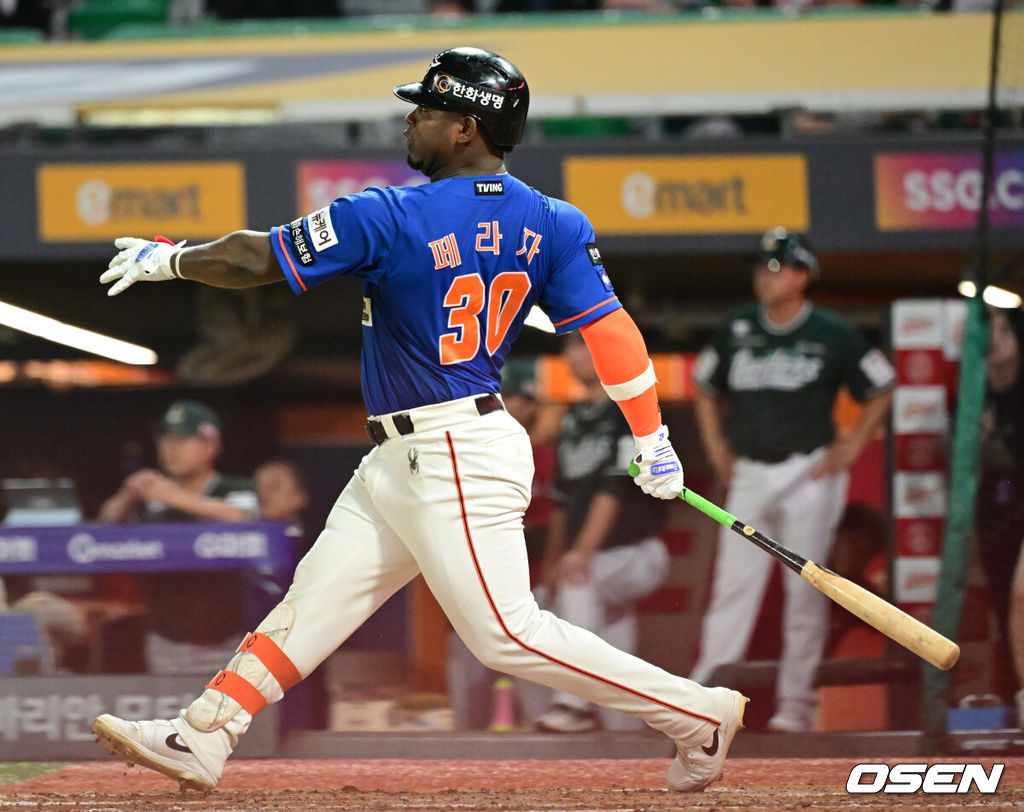 17일 오후 인천 SSG 랜더스필드에서 ‘2024 신한은행 SOL Bank KBO리그’ SSG 랜더스와 한화 이글스의 경기가 열렸다. 이날 홈팀 SSG는 김광현, 원정팀 한화는 바리아를 선발투수로 내세웠다. 7회초 한화 선두타자 페라자가 2루타를 날리고 있다. 2024.08.17 / ksl0919@osen.co.kr