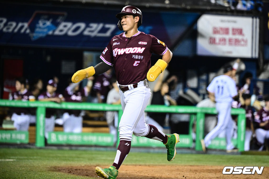 30일 오후 서울 잠실구장에서 ‘2025 신한 SOL Bank KBO리그’ LG 트윈스와 키움 히어로즈의 경기가 열렸다.홈팀 LG는 톨허스트, 방문팀 키움은 박정훈을 선발로 내세웠다.8회초 1사 1루 키움 송성문이 임지열 1타점 2루타에 득점을 올리고 있다. 2025.08.30 /cej@osen.co.kr