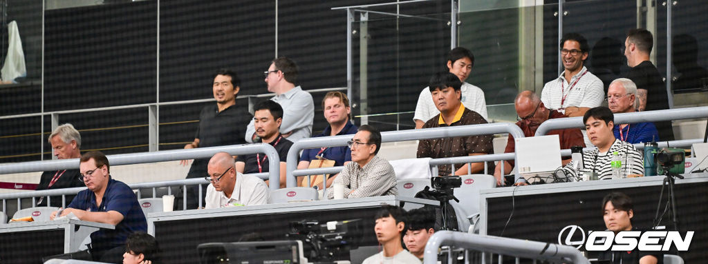 28일 오후 서울 고척스카이돔에서 ‘2025 신한 SOL BANK KBO리그’ 키움 히어로즈와 한화 이글스의 경기가 진행됐다.이날 키움은 하영민을, 한화는 폰세를 선발투수로 내세웠다.키움 송성문과 한화 폰세를 보기 위해 고척스카이돔을 찾은 MLB 스카우터들. 2025.08.28 / soul1014@osen.co.kr