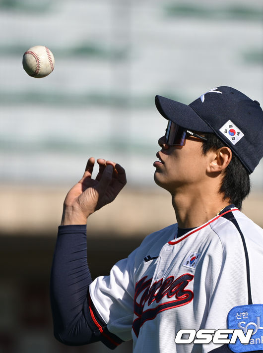 [OSEN=고양, 조은정 기자]류지현 감독이 이끄는 야구 대표팀이 3일 고양국가대표야구훈련장에서 훈련을 진행했다.대표팀은 4일부터 서울 고척스카이돔으로 장소를 옮겨 12일 출국 전까지 훈련한다. 2025 NAVER K-BASEBALL SERIES는 오는 8일과 9일 고척스카이돔에서 열리는 체코 대표팀과의 2경기로 시작되며 15일과 16일 양일에 걸쳐 도쿄돔에서 일본 대표팀과의 2경기가 예정되어 있다. 야구 대표팀 송성문이 몸을 풀고 있다. 2025.11.03 /cej@osen.co.kr