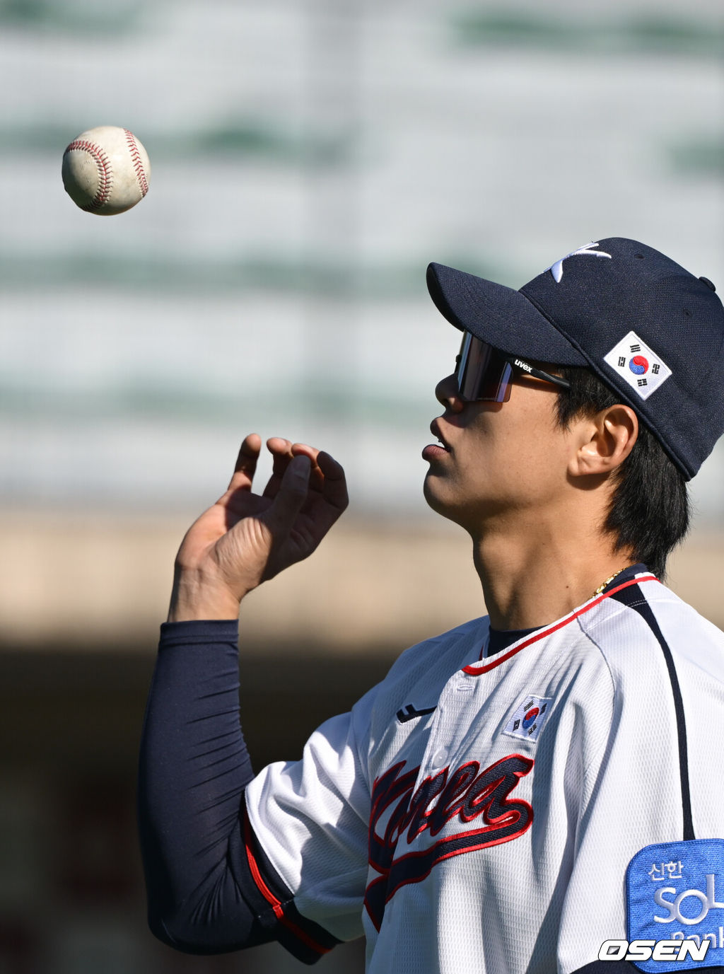 류지현 감독이 이끄는 야구 대표팀이 3일 고양국가대표야구훈련장에서 훈련을 진행했다.대표팀은 4일부터 서울 고척스카이돔으로 장소를 옮겨 12일 출국 전까지 훈련한다. 2025 NAVER K-BASEBALL SERIES는 오는 8일과 9일 고척스카이돔에서 열리는 체코 대표팀과의 2경기로 시작되며 15일과 16일 양일에 걸쳐 도쿄돔에서 일본 대표팀과의 2경기가 예정되어 있다. 야구 대표팀 송성문이 몸을 풀고 있다. 2025.11.03 /cej@osen.co.kr