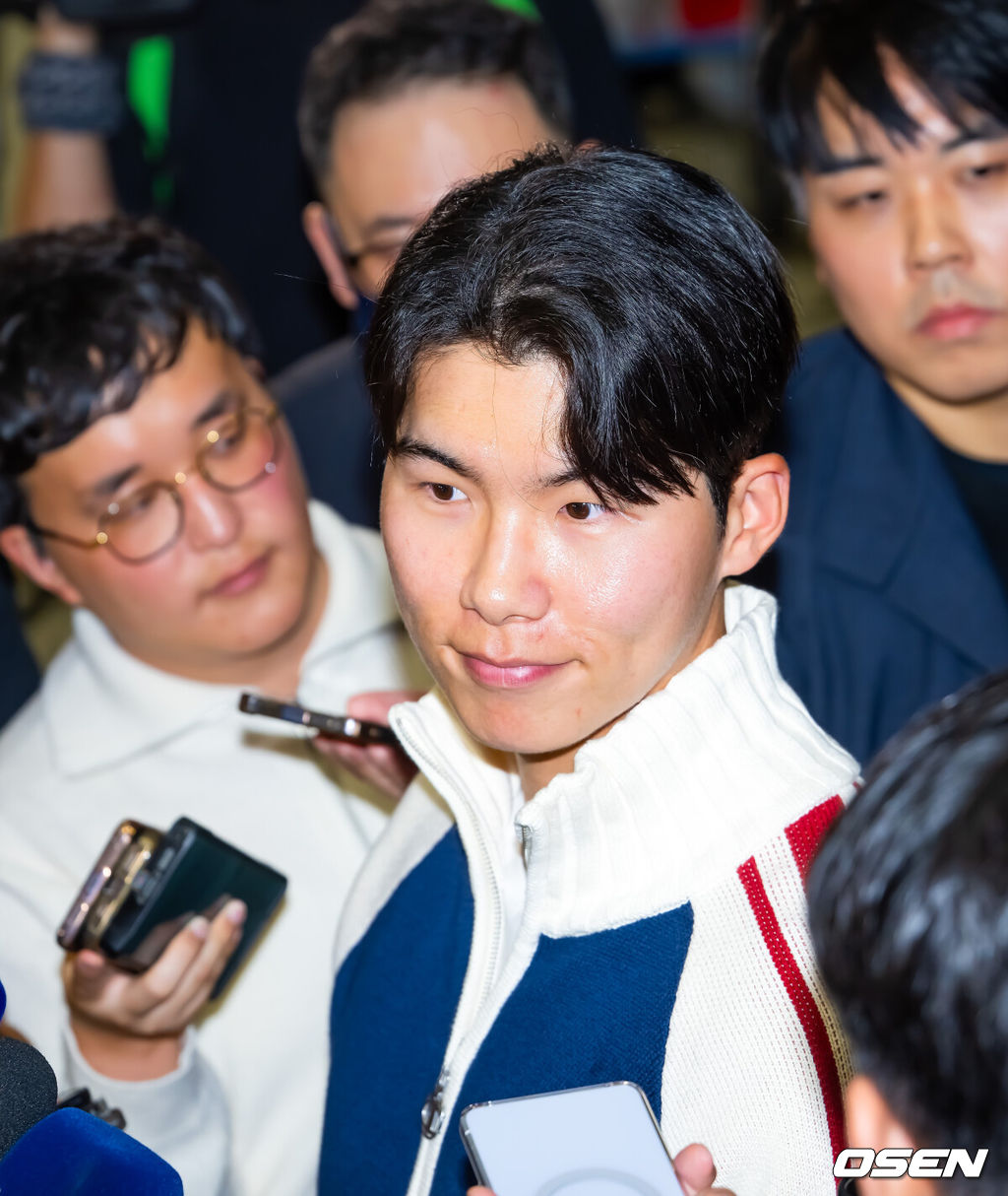 미국프로야구 메이저리그(MLB) LA 다저스의 김혜성이 6일 오후 인천국제공항을 통해 귀국했다.김혜성은 메이저리그 진출 첫 해 우승반지를 거머쥐는 영광을 누렸다. 한국인 메이저리거 야수로는 역대 최초로 월드시리즈 우승반지를 차지한 김혜성은 올해 71경기 출전, 타율 0.280(161타수 45안타), 3홈런 17타점 19득점, 13도루(1실패), 출루율 0.314 장타율 0.385, OPS 0.699의 기록으로 정규시즌을 마무리했다.김혜성이 입국장 앞에서 인터뷰를 하고 있다. 2025.11.06 /rumi@osen.co.kr