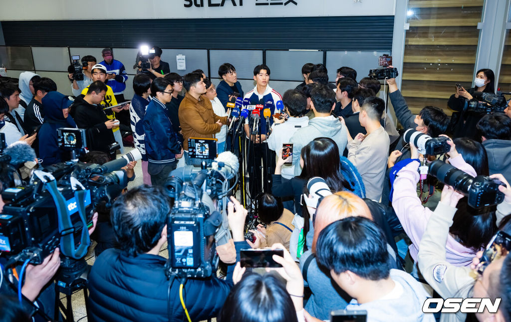 미국프로야구 메이저리그(MLB) LA 다저스의 김혜성이 6일 오후 인천국제공항을 통해 귀국했다.김혜성은 메이저리그 진출 첫 해 우승반지를 거머쥐는 영광을 누렸다. 한국인 메이저리거 야수로는 역대 최초로 월드시리즈 우승반지를 차지한 김혜성은 올해 71경기 출전, 타율 0.280(161타수 45안타), 3홈런 17타점 19득점, 13도루(1실패), 출루율 0.314 장타율 0.385, OPS 0.699의 기록으로 정규시즌을 마무리했다.김혜성이 입국장 앞에서 인터뷰를 하고 있다. 2025.11.06 /rumi@osen.co.kr