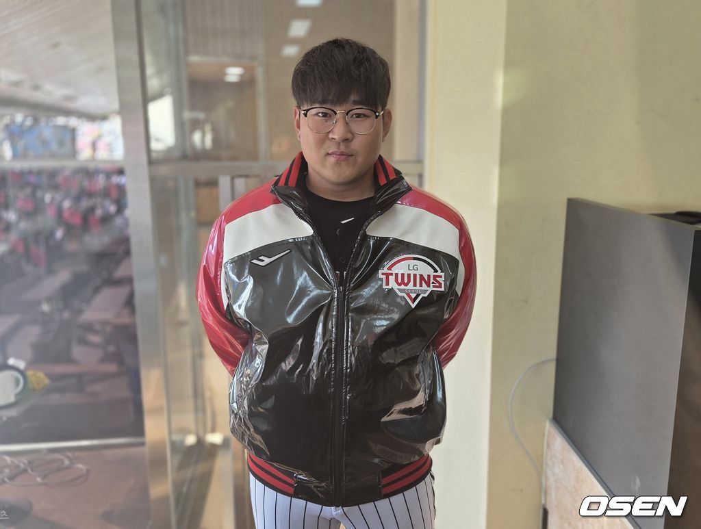 LG 트윈스 안익훈이 22일 잠실구장에서 열린 러브기빙 페스티벌에 앞서 은퇴를 공식화하고 코치로서 새 출발을 한다. 취재진과 인터뷰에 앞서 포즈를 취하고 있다. /orange@osen.co.kr