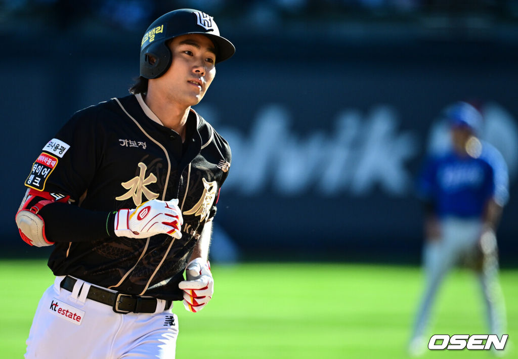 21일 수원 KT위즈파크에서 ‘2025 신한 SOL Bank KBO리그’ KT 위즈와 삼성 라이온즈의 경기가 열렸다.KT는 외국인 투수 헤이수스를, 삼성은 양창섭을 선발투수로 내세웠다.7회말 1사 KT 장진혁이 우월 솔로 홈런을 날린 뒤 베이스를 돌고 있다. 2025.09.21 /cej@osen.co.kr