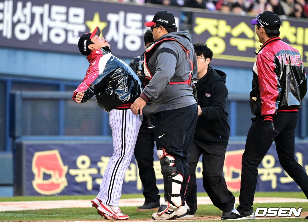 프로야구 LG 트윈스가 22일 서울 잠실구장에서 ‘2025 러브기빙 페스티벌 with 챔피언십’을 개최했다.이번 행사는 2008년 ‘LG 트윈스 러브페스티벌’로 야구 꿈나무들을 위한 후원행사로 시작해, 2017년부터 ‘러브기빙데이’로 이름을 바꿔 팬과 선수단이 함께하는 자선행사다.박관우가 주심 이주영과 배치기를 하고 있다. 2025.11.22 /cej@osen.co.kr