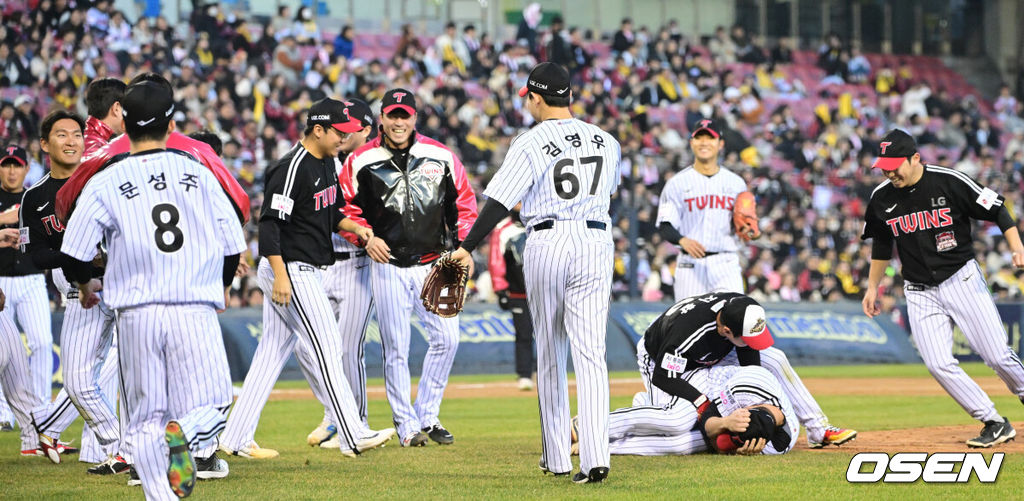 프로야구 LG 트윈스가 22일 서울 잠실구장에서 ‘2025 러브기빙 페스티벌 with 챔피언십’을 개최했다.이번 행사는 2008년 ‘LG 트윈스 러브페스티벌’로 야구 꿈나무들을 위한 후원행사로 시작해, 2017년부터 ‘러브기빙데이’로 이름을 바꿔 팬과 선수단이 함께하는 자선행사다.투수 문보경이 몸 맞는 공을 박관우에게 던지자 벤치클리어링이 발생하고 있다. 2025.11.22 /cej@osen.co.kr