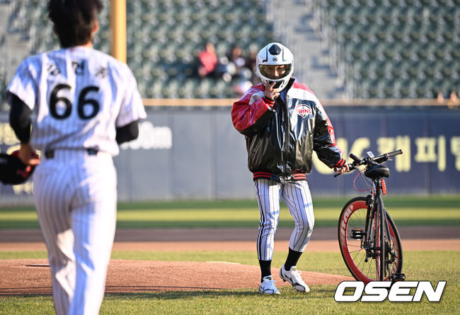 [OSEN=잠실, 조은정 기자] 프로야구 LG 트윈스가 22일 서울 잠실구장에서 ‘2025 러브기빙 페스티벌 with 챔피언십’을 개최했다.이번 행사는 2008년 ‘LG 트윈스 러브페스티벌’로 야구 꿈나무들을 위한 후원행사로 시작해, 2017년부터 ‘러브기빙데이’로 이름을 바꿔 팬과 선수단이 함께하는 자선행사다.팀 영우 선발투수 신민재가 자전거를 타고 마운드에 오르고 있다. 2025.11.22 /cej@osen.co.kr