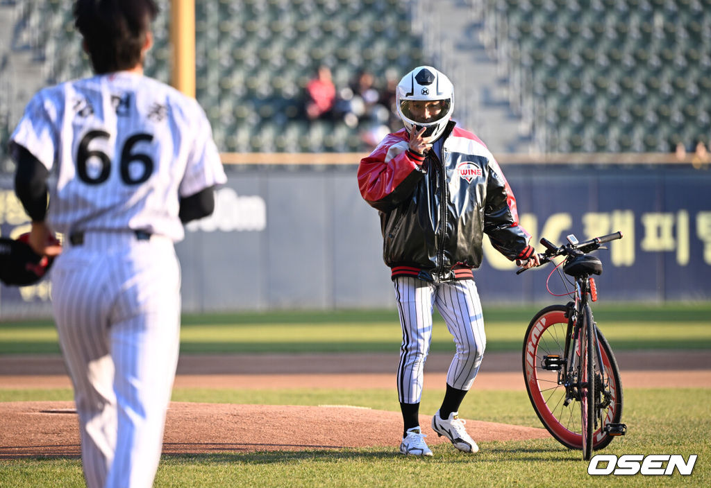 프로야구 LG 트윈스가 22일 서울 잠실구장에서 ‘2025 러브기빙 페스티벌 with 챔피언십’을 개최했다.이번 행사는 2008년 ‘LG 트윈스 러브페스티벌’로 야구 꿈나무들을 위한 후원행사로 시작해, 2017년부터 ‘러브기빙데이’로 이름을 바꿔 팬과 선수단이 함께하는 자선행사다.팀 영우 선발투수 신민재가 자전거를 타고 마운드에 오르고 있다. 2025.11.22 /cej@osen.co.kr