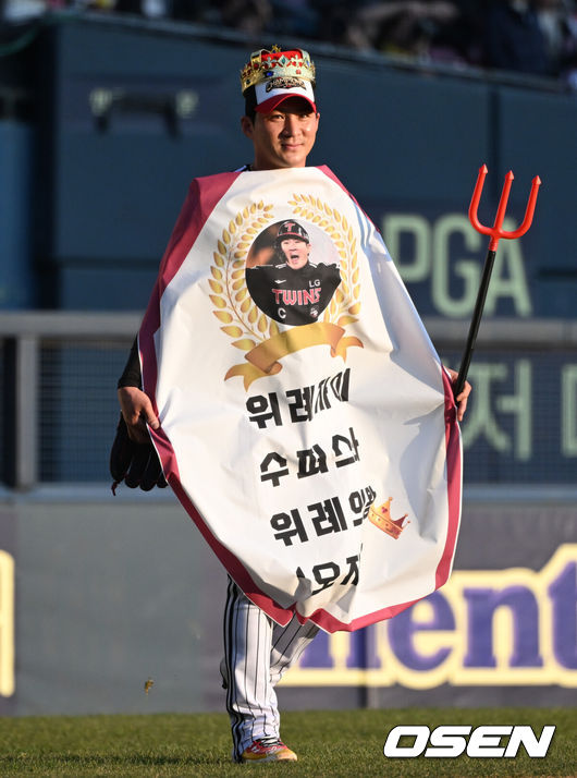 [OSEN=잠실, 조은정 기자] 프로야구 LG 트윈스가 22일 서울 잠실구장에서 ‘2025 러브기빙 페스티벌 with 챔피언십’을 개최했다.이번 행사는 2008년 ‘LG 트윈스 러브페스티벌’로 야구 꿈나무들을 위한 후원행사로 시작해, 2017년부터 ‘러브기빙데이’로 이름을 바꿔 팬과 선수단이 함께하는 자선행사다.팀 관우 선발투수 오지환이 마운드에 오르고 있다. 2025.11.22 /cej@osen.co.kr