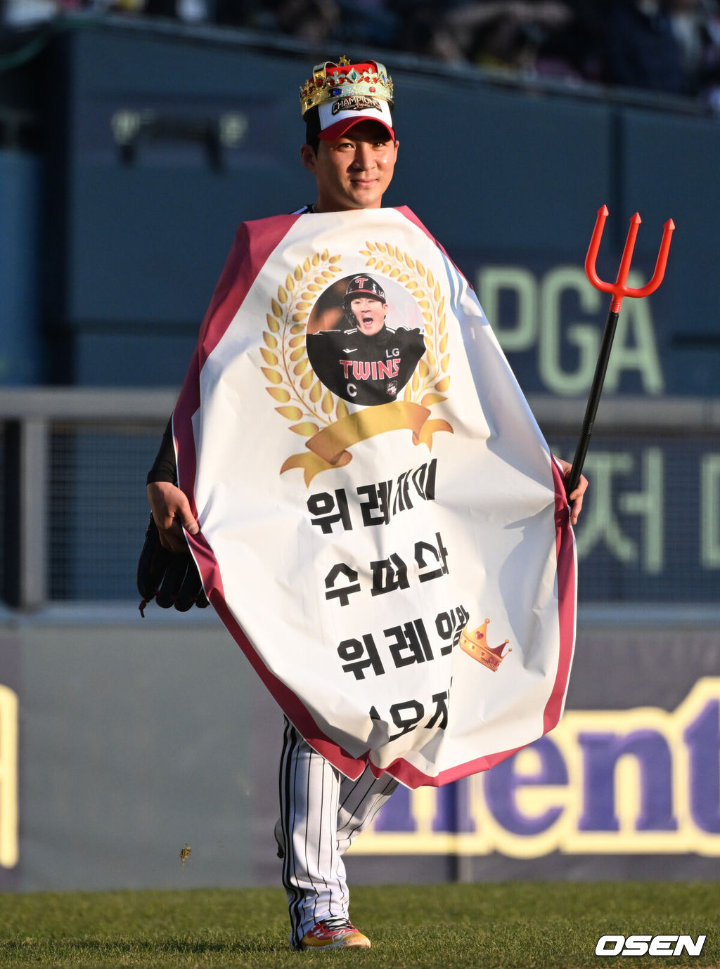 프로야구 LG 트윈스가 22일 서울 잠실구장에서 ‘2025 러브기빙 페스티벌 with 챔피언십’을 개최했다.이번 행사는 2008년 ‘LG 트윈스 러브페스티벌’로 야구 꿈나무들을 위한 후원행사로 시작해, 2017년부터 ‘러브기빙데이’로 이름을 바꿔 팬과 선수단이 함께하는 자선행사다.팀 관우 선발투수 오지환이 마운드에 오르고 있다. 2025.11.22 /cej@osen.co.kr