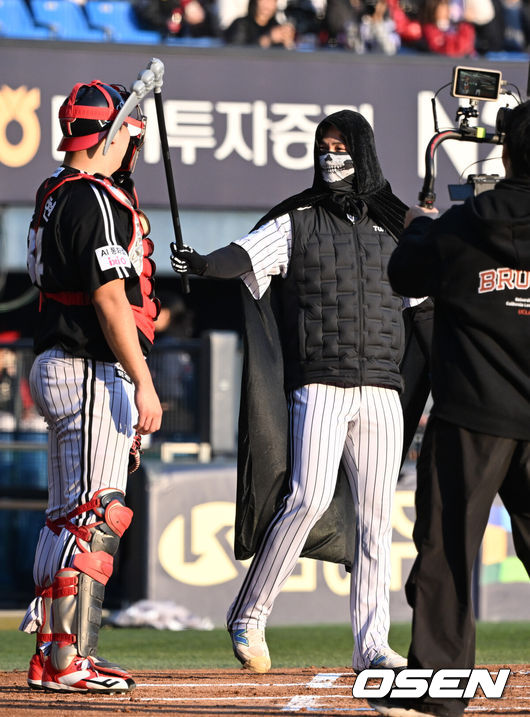 [OSEN=잠실, 조은정 기자] 프로야구 LG 트윈스가 22일 서울 잠실구장에서 ‘2025 러브기빙 페스티벌 with 챔피언십’을 개최했다.이번 행사는 2008년 ‘LG 트윈스 러브페스티벌’로 야구 꿈나무들을 위한 후원행사로 시작해, 2017년부터 ‘러브기빙데이’로 이름을 바꿔 팬과 선수단이 함께하는 자선행사다.팀 영우 백승현이 사신 퍼포먼스를 하고 있다. 2025.11.22 /cej@osen.co.kr