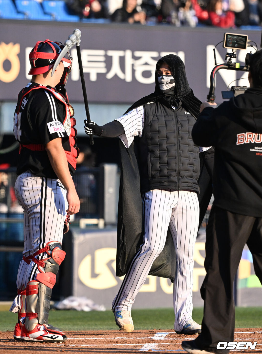 프로야구 LG 트윈스가 22일 서울 잠실구장에서 ‘2025 러브기빙 페스티벌 with 챔피언십’을 개최했다.이번 행사는 2008년 ‘LG 트윈스 러브페스티벌’로 야구 꿈나무들을 위한 후원행사로 시작해, 2017년부터 ‘러브기빙데이’로 이름을 바꿔 팬과 선수단이 함께하는 자선행사다.팀 영우 백승현이 사신 퍼포먼스를 하고 있다. 2025.11.22 /cej@osen.co.kr