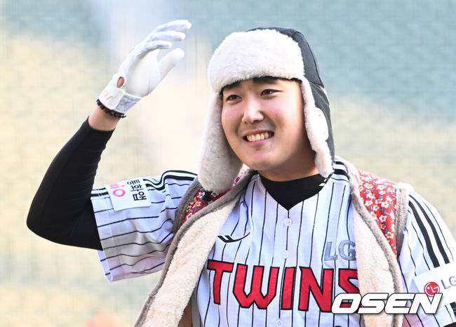 [OSEN=잠실, 조은정 기자] 프로야구 LG 트윈스가 22일 서울 잠실구장에서 ‘2025 러브기빙 페스티벌 with 챔피언십’을 개최했다.이번 행사는 2008년 ‘LG 트윈스 러브페스티벌’로 야구 꿈나무들을 위한 후원행사로 시작해, 2017년부터 ‘러브기빙데이’로 이름을 바꿔 팬과 선수단이 함께하는 자선행사다.팀 관우 손주영이 아웃되고 있다. 2025.11.22 /cej@osen.co.kr