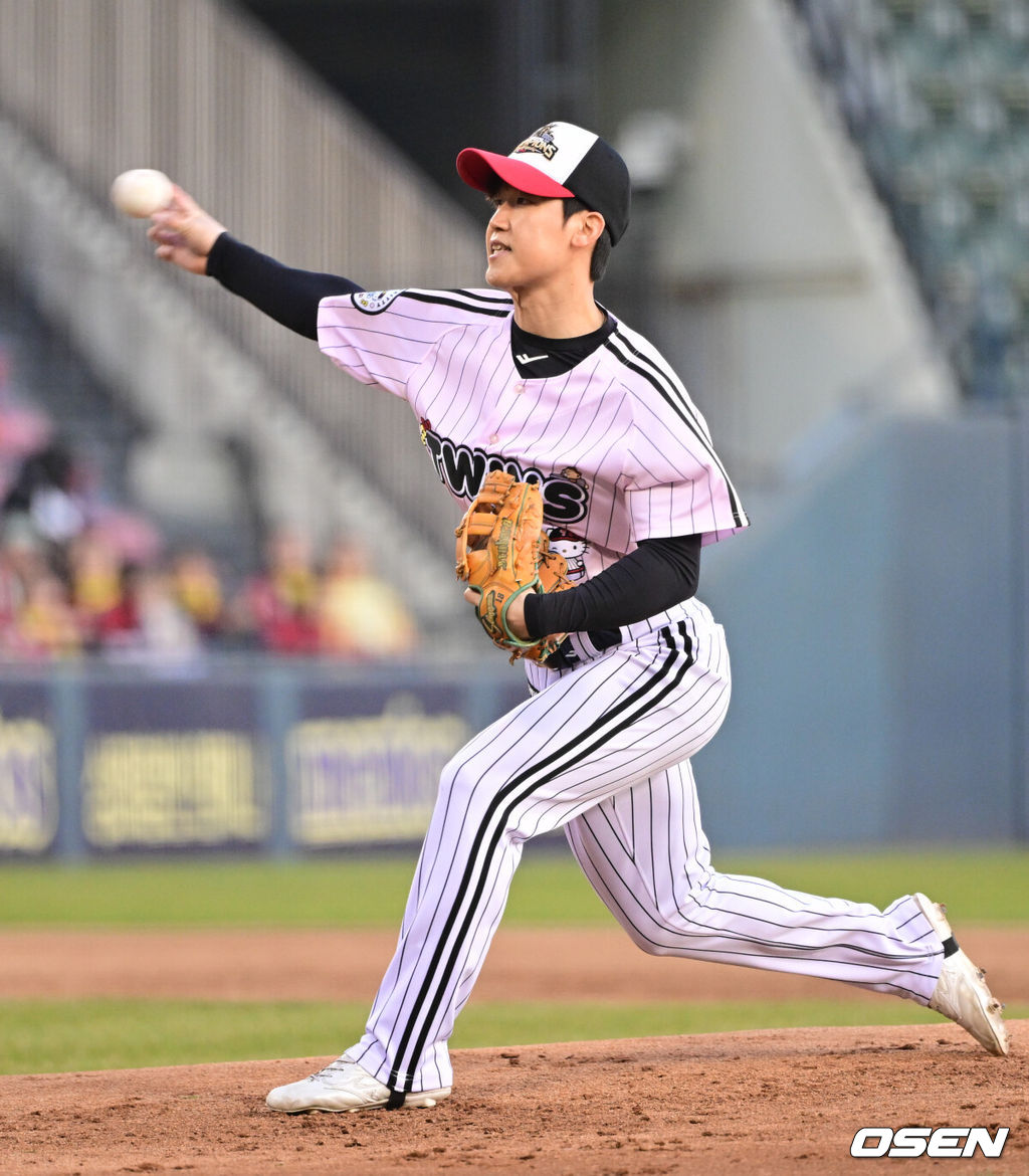 프로야구 LG 트윈스가 22일 서울 잠실구장에서 ‘2025 러브기빙 페스티벌 with 챔피언십’을 개최했다.이번 행사는 2008년 ‘LG 트윈스 러브페스티벌’로 야구 꿈나무들을 위한 후원행사로 시작해, 2017년부터 ‘러브기빙데이’로 이름을 바꿔 팬과 선수단이 함께하는 자선행사다.투수 구본혁이 역투하고 있다. 2025.11.22 /cej@osen.co.kr