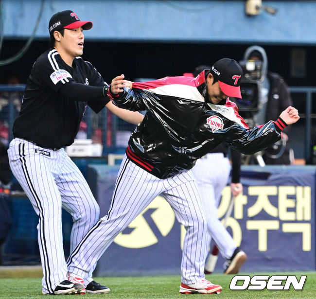 [OSEN=잠실, 조은정 기자] 프로야구 LG 트윈스가 22일 서울 잠실구장에서 ‘2025 러브기빙 페스티벌 with 챔피언십’을 개최했다.이번 행사는 2008년 ‘LG 트윈스 러브페스티벌’로 야구 꿈나무들을 위한 후원행사로 시작해, 2017년부터 ‘러브기빙데이’로 이름을 바꿔 팬과 선수단이 함께하는 자선행사다.박관우가 주심 이주영에게 항의를 하고 있다. 2025.11.22 /cej@osen.co.kr