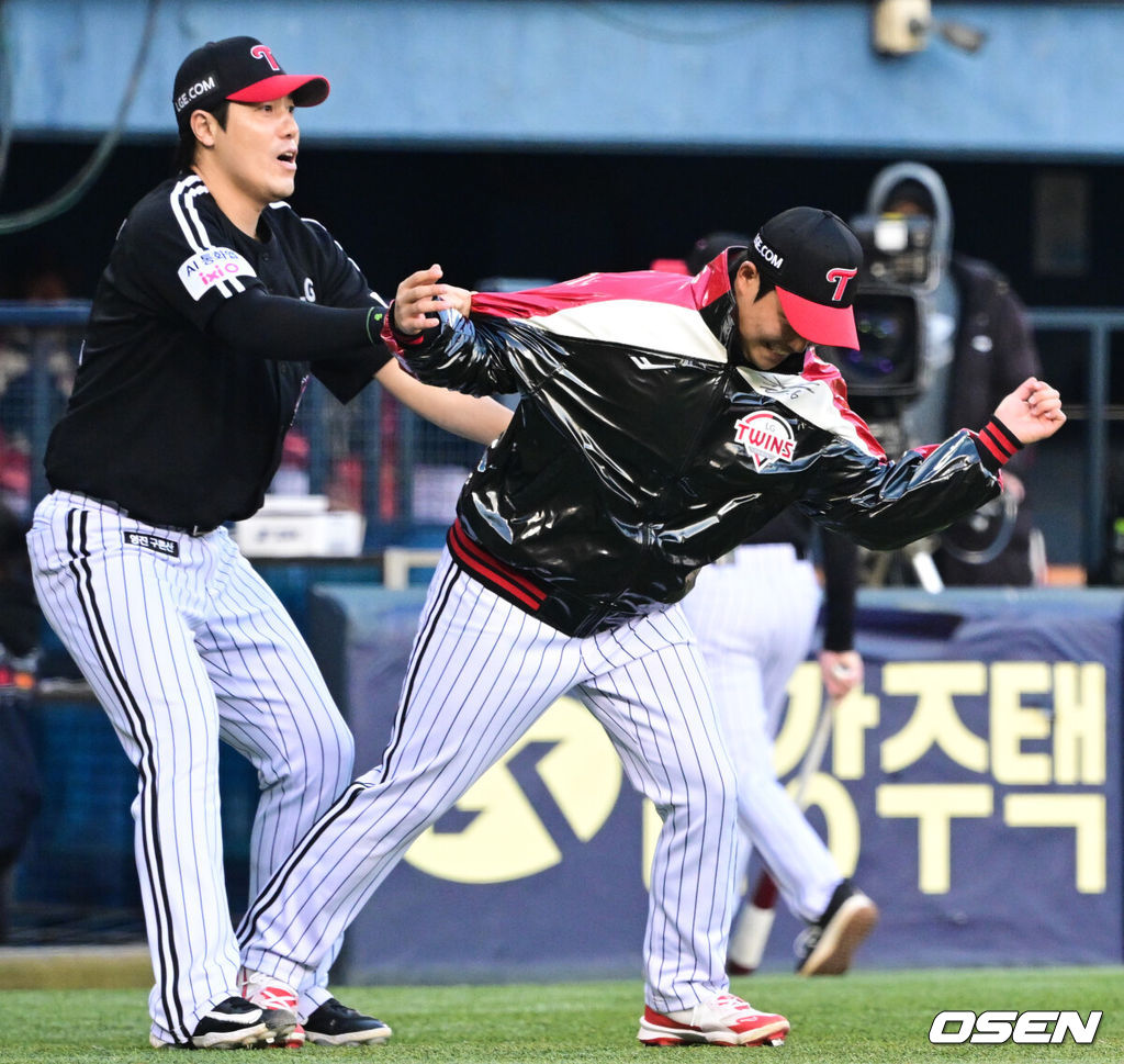 프로야구 LG 트윈스가 22일 서울 잠실구장에서 ‘2025 러브기빙 페스티벌 with 챔피언십’을 개최했다.이번 행사는 2008년 ‘LG 트윈스 러브페스티벌’로 야구 꿈나무들을 위한 후원행사로 시작해, 2017년부터 ‘러브기빙데이’로 이름을 바꿔 팬과 선수단이 함께하는 자선행사다.박관우가 주심 이주영에게 항의를 하고 있다. 2025.11.22 /cej@osen.co.kr