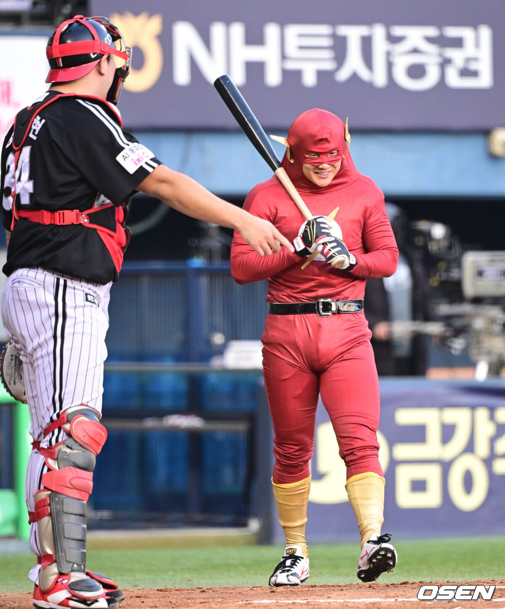 프로야구 LG 트윈스가 22일 서울 잠실구장에서 ‘2025 러브기빙 페스티벌 with 챔피언십’을 개최했다.이번 행사는 2008년 ‘LG 트윈스 러브페스티벌’로 야구 꿈나무들을 위한 후원행사로 시작해, 2017년부터 ‘러브기빙데이’로 이름을 바꿔 팬과 선수단이 함께하는 자선행사다.최원영이 타석에 들어서고 있다. 2025.11.22 /cej@osen.co.kr