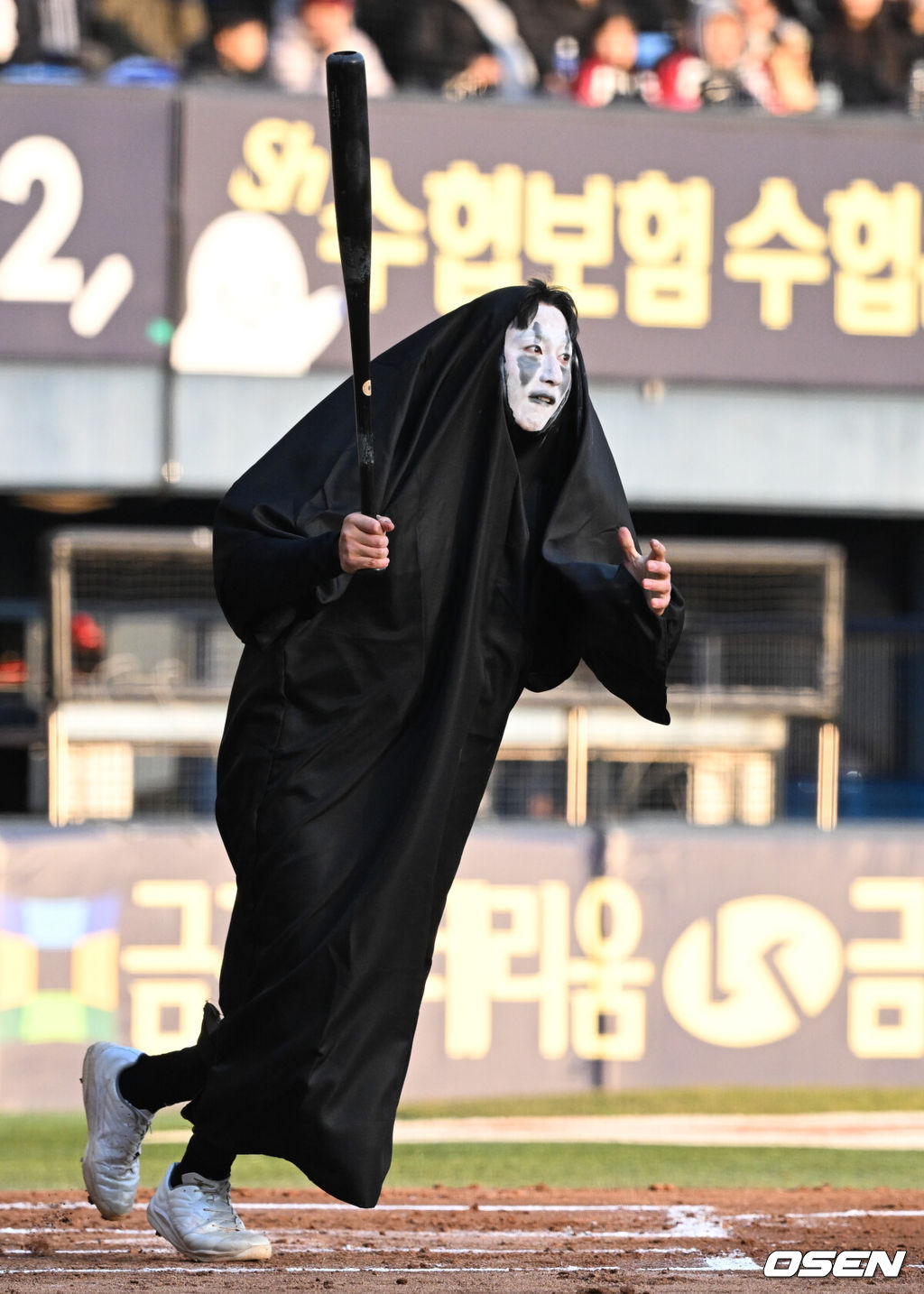 프로야구 LG 트윈스가 22일 서울 잠실구장에서 ‘2025 러브기빙 페스티벌 with 챔피언십’을 개최했다.이번 행사는 2008년 ‘LG 트윈스 러브페스티벌’로 야구 꿈나무들을 위한 후원행사로 시작해, 2017년부터 ‘러브기빙데이’로 이름을 바꿔 팬과 선수단이 함께하는 자선행사다.김주성이 타격을 하고 있다. 2025.11.22 /cej@osen.co.kr