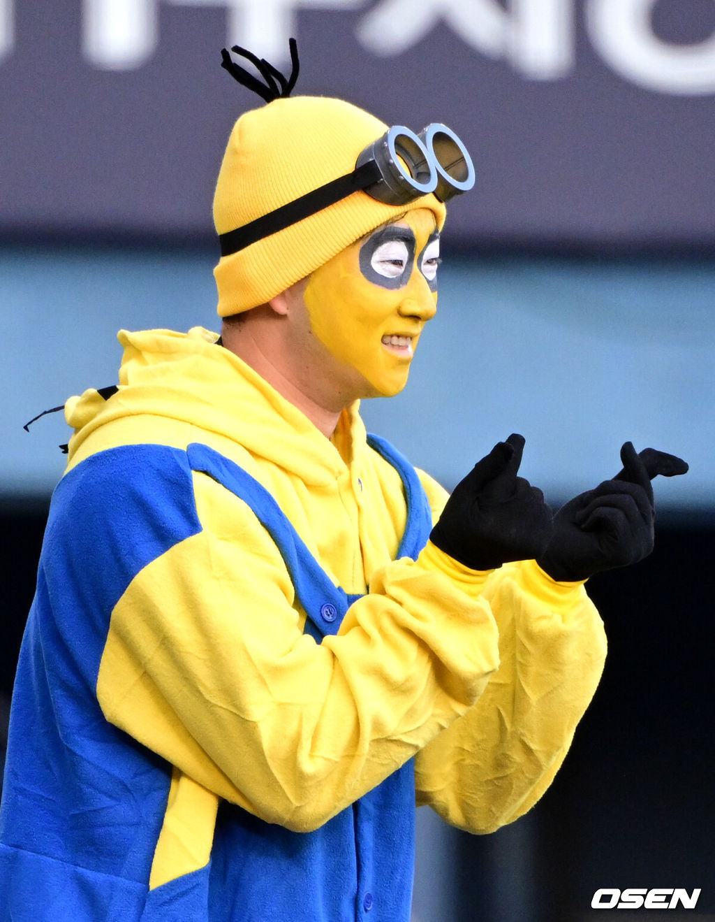 프로야구 LG 트윈스가 22일 서울 잠실구장에서 ‘2025 러브기빙 페스티벌 with 챔피언십’을 개최했다.이번 행사는 2008년 ‘LG 트윈스 러브페스티벌’로 야구 꿈나무들을 위한 후원행사로 시작해, 2017년부터 ‘러브기빙데이’로 이름을 바꿔 팬과 선수단이 함께하는 자선행사다.팀 관우 김주성이 퍼포먼스를 하고 있다. 2025.11.22 /cej@osen.co.kr