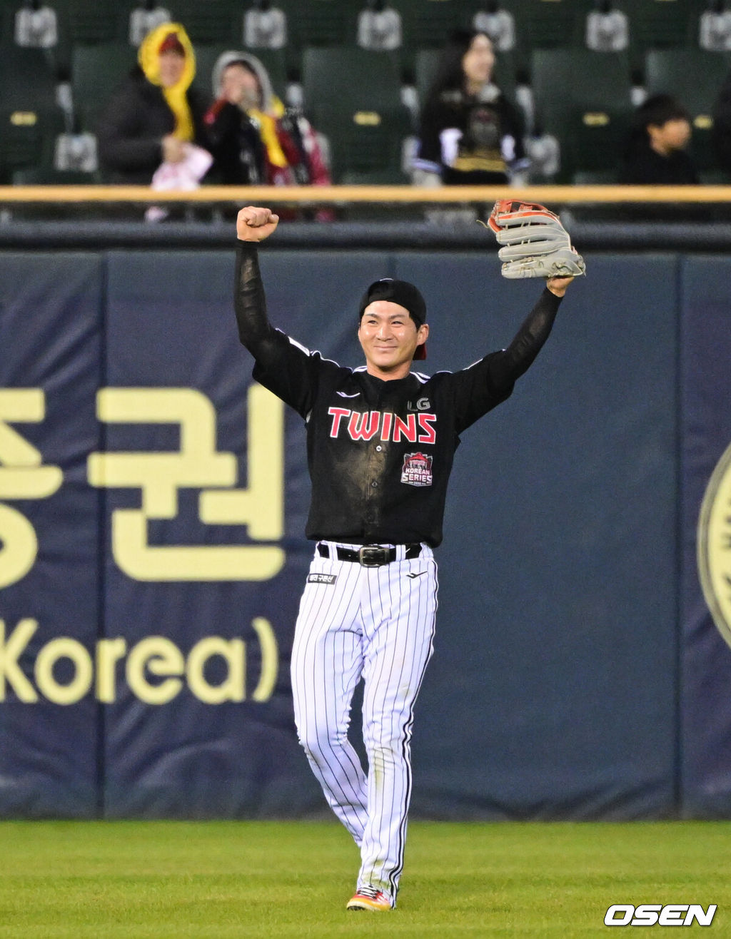 프로야구 LG 트윈스가 22일 서울 잠실구장에서 ‘2025 러브기빙 페스티벌 with 챔피언십’을 개최했다.이번 행사는 2008년 ‘LG 트윈스 러브페스티벌’로 야구 꿈나무들을 위한 후원행사로 시작해, 2017년부터 ‘러브기빙데이’로 이름을 바꿔 팬과 선수단이 함께하는 자선행사다.오지환이 홈보살로 손주영을 잡은 뒤 기뻐하고 있다. 2025.11.22 /cej@osen.co.kr