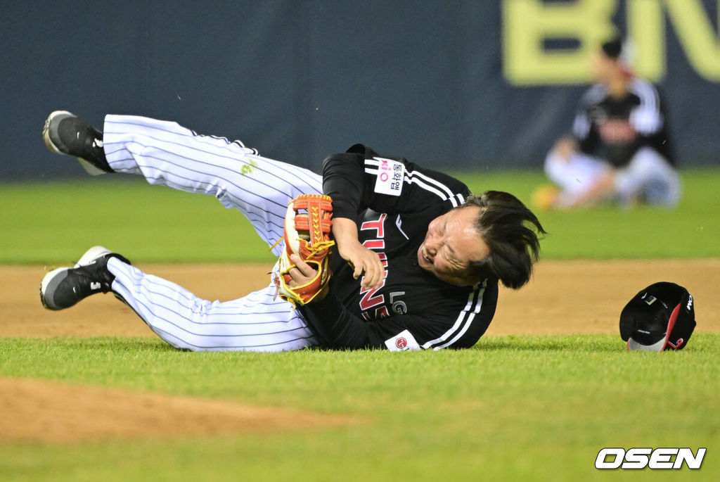 프로야구 LG 트윈스가 22일 서울 잠실구장에서 ‘2025 러브기빙 페스티벌 with 챔피언십’을 개최했다.이번 행사는 2008년 ‘LG 트윈스 러브페스티벌’로 야구 꿈나무들을 위한 후원행사로 시작해, 2017년부터 ‘러브기빙데이’로 이름을 바꿔 팬과 선수단이 함께하는 자선행사다.유격수로 출전한 차명석 단장이 수비 중 넘어지고 있다. 2025.11.22 /cej@osen.co.kr