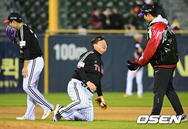 [OSEN=잠실, 조은정 기자] 프로야구 LG 트윈스가 22일 서울 잠실구장에서 ‘2025 러브기빙 페스티벌 with 챔피언십’을 개최했다.이번 행사는 2008년 ‘LG 트윈스 러브페스티벌’로 야구 꿈나무들을 위한 후원행사로 시작해, 2017년부터 ‘러브기빙데이’로 이름을 바꿔 팬과 선수단이 함께하는 자선행사다.유격수로 출전한 차명석 단장이 수비 중 넘어지고 있다. 2025.11.22 /cej@osen.co.kr