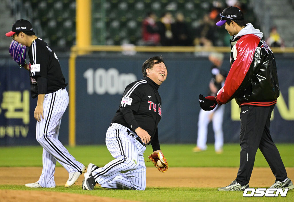 프로야구 LG 트윈스가 22일 서울 잠실구장에서 ‘2025 러브기빙 페스티벌 with 챔피언십’을 개최했다.이번 행사는 2008년 ‘LG 트윈스 러브페스티벌’로 야구 꿈나무들을 위한 후원행사로 시작해, 2017년부터 ‘러브기빙데이’로 이름을 바꿔 팬과 선수단이 함께하는 자선행사다.유격수로 출전한 차명석 단장이 수비 중 넘어지고 있다. 2025.11.22 /cej@osen.co.kr