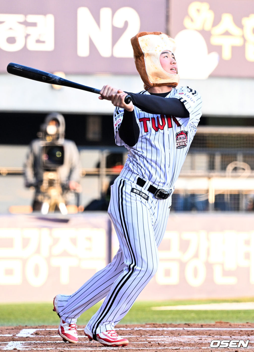 프로야구 LG 트윈스가 22일 서울 잠실구장에서 ‘2025 러브기빙 페스티벌 with 챔피언십’을 개최했다.이번 행사는 2008년 ‘LG 트윈스 러브페스티벌’로 야구 꿈나무들을 위한 후원행사로 시작해, 2017년부터 ‘러브기빙데이’로 이름을 바꿔 팬과 선수단이 함께하는 자선행사다.이영빈이 타격을 하고 있다. 2025.11.22 /cej@osen.co.kr