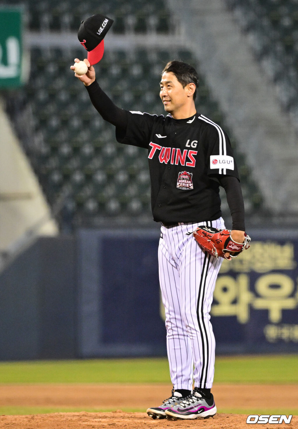 프로야구 LG 트윈스가 22일 서울 잠실구장에서 ‘2025 러브기빙 페스티벌 with 챔피언십’을 개최했다.이번 행사는 2008년 ‘LG 트윈스 러브페스티벌’로 야구 꿈나무들을 위한 후원행사로 시작해, 2017년부터 ‘러브기빙데이’로 이름을 바꿔 팬과 선수단이 함께하는 자선행사다.김광삼 코치가 피칭을 준비하고 있다. 2025.11.22 /cej@osen.co.kr