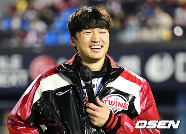 [OSEN=잠실, 조은정 기자] 프로야구 LG 트윈스가 22일 서울 잠실구장에서 ‘2025 러브기빙 페스티벌 with 챔피언십’을 개최했다.이번 행사는 2008년 ‘LG 트윈스 러브페스티벌’로 야구 꿈나무들을 위한 후원행사로 시작해, 2017년부터 ‘러브기빙데이’로 이름을 바꿔 팬과 선수단이 함께하는 자선행사다.전날 LG와 FA를 계약한 박해민이 소감을 전하고 있다. 2025.11.22 /cej@osen.co.kr