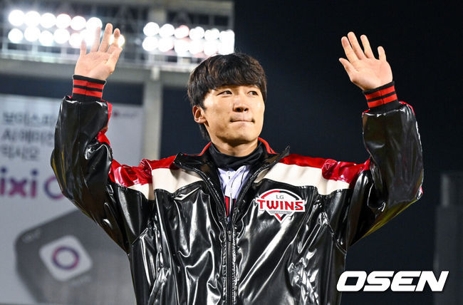 [OSEN=잠실, 조은정 기자] 프로야구 LG 트윈스가 22일 서울 잠실구장에서 ‘2025 러브기빙 페스티벌 with 챔피언십’을 개최했다.이번 행사는 2008년 ‘LG 트윈스 러브페스티벌’로 야구 꿈나무들을 위한 후원행사로 시작해, 2017년부터 ‘러브기빙데이’로 이름을 바꿔 팬과 선수단이 함께하는 자선행사다.전날 LG와 FA를 계약한 박해민이 인사를 하고 있다. 2025.11.22 /cej@osen.co.kr