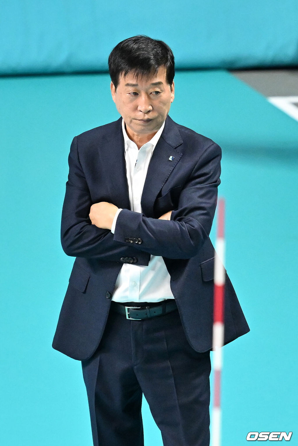 19일 오후 오후 서울 장충체육관에서 프로배구 진에어 2025-2026 V리그 여자부 GS칼텍스과 IBK기업은행의 경기가 진행됐다.이영택 감독이 이끄는 GS칼텍스는 이번 2025-2026시즌 강력한 우승 후보로 떠오른 IBK기업은행과 홈 개막 경기를 치른다.1세트 IBK기업은행 김호철 감독이 생각에 잠겨있다. 2025.10.19 /rumi@osen.co.kr