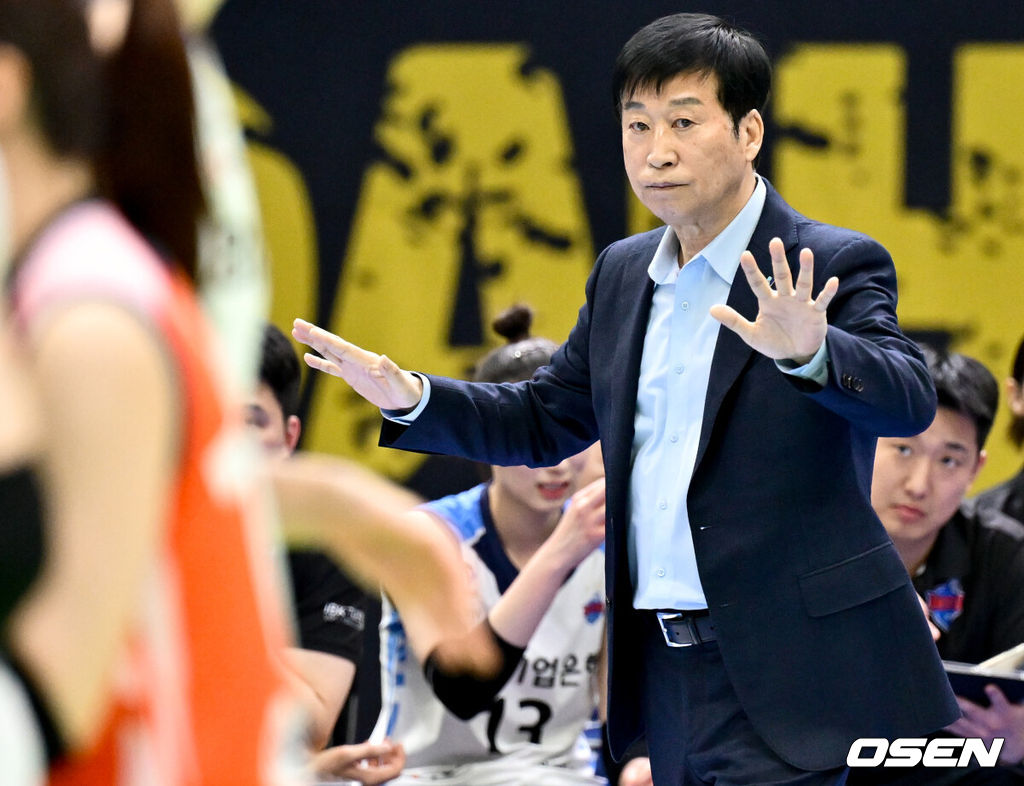 13일 오후 수원실내체육관에서 도드람 V리그 여자부 6라운드 현대건설과 IBK기업은행의 경기가 열렸다.홈팀 현대건설은 20승 14패로 리그 2위, 원정팀 IBK기업은행은 14승 20패로 5위를 기록 중이다.IBK기업은행 김호철 감독이 득점에 흥분한 선수단을 가라앉히고 있다. 2024.03.13 /cej@osen.co.kr