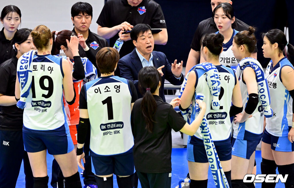 13일 오후 수원실내체육관에서 도드람 V리그 여자부 6라운드 현대건설과 IBK기업은행의 경기가 열렸다.홈팀 현대건설은 20승 14패로 리그 2위, 원정팀 IBK기업은행은 14승 20패로 5위를 기록 중이다.IBK기업은행 김호철 감독이 작전을 지시하고 있다. 2024.03.13 /cej@osen.co.kr