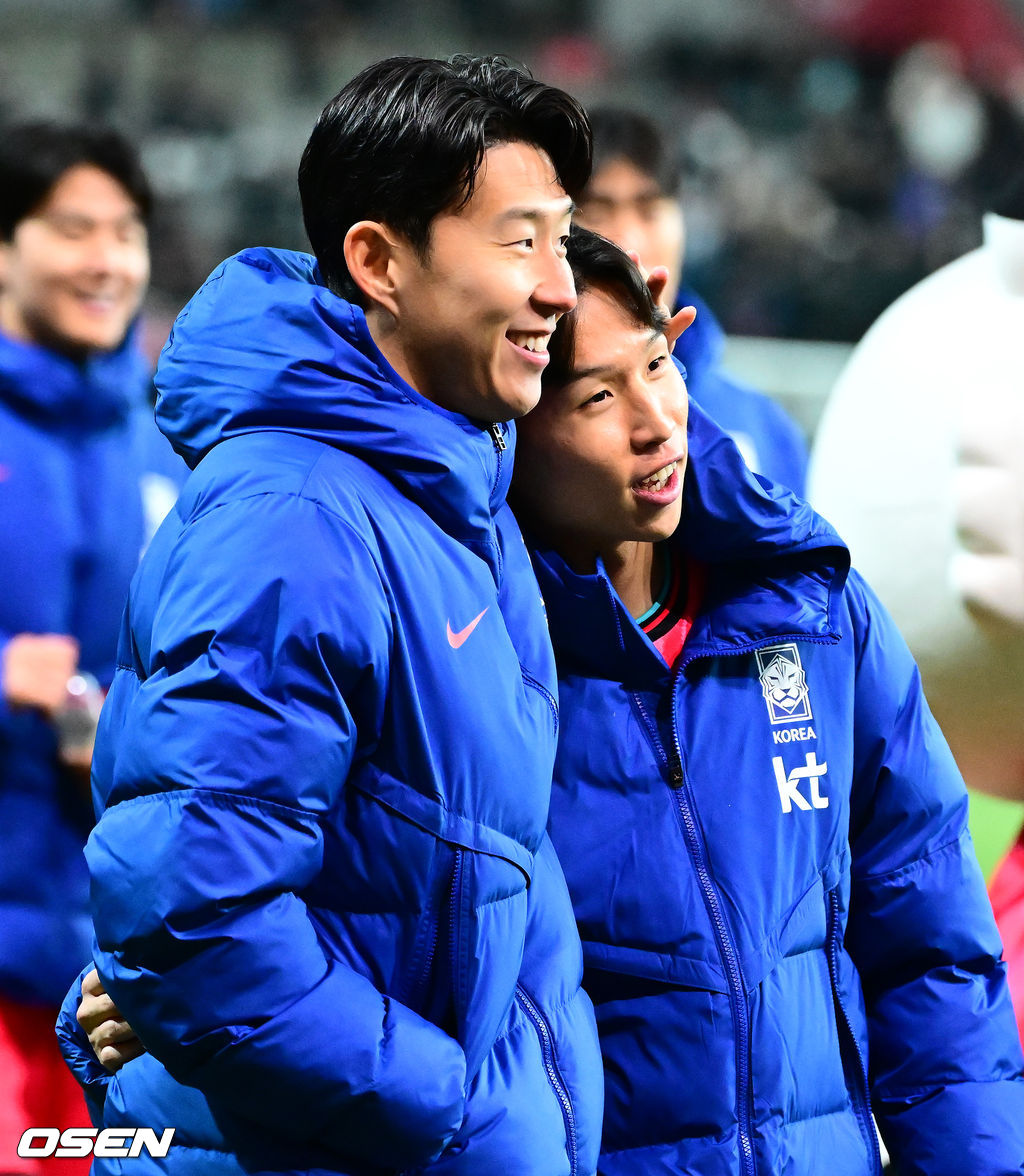 홍명보 감독이 이끄는 한국 축구대표팀이 18일 오후 8시 서울월드컵경기장에서 열린 11월 A매치 두 번째 친선경기에서 '아프리카 강호' 가나를 상대로 1-0 승리했다.내달 2026 국제축구연맹(FIFA) 북중미 월드컵 조 추첨을 앞두고 열리는 마지막 평가전이었다. 한국은 가나까지 잡아내면서 사상 최초로 월드컵 포트 2를 확정하게 됐다. 이로써 대표팀은 홍명보 감독이 부임한 뒤 처음으로 A매치 2연전에서 나란히 승리를 거두게 됐다.경기를 마치고 대한민국 손흥민, 엄지성이 승리를 기뻐하고 있다. 2025.11.18 /jpnews@osen.co.kr