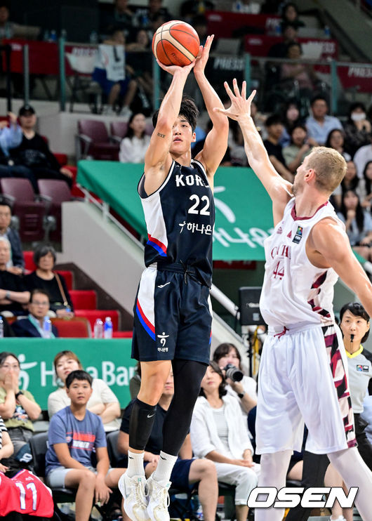 [OSEN=안양, 조은정 기자]20일 안양 정관장 아레나에서 한국 남자농구 대표팀과 카타르 대표팀의 2차 평가전이 열렸다.안준호 감독이 이끄는 남자농구대표팀은 지난 18일 같은 장소에서 개최된 카타르와 1차 평가전에서 90-71로 승리했다.2쿼터 대한민국 여준석이 3점슛을 성공하고 있다. 2025.07.20 /cej@osen.co.kr
